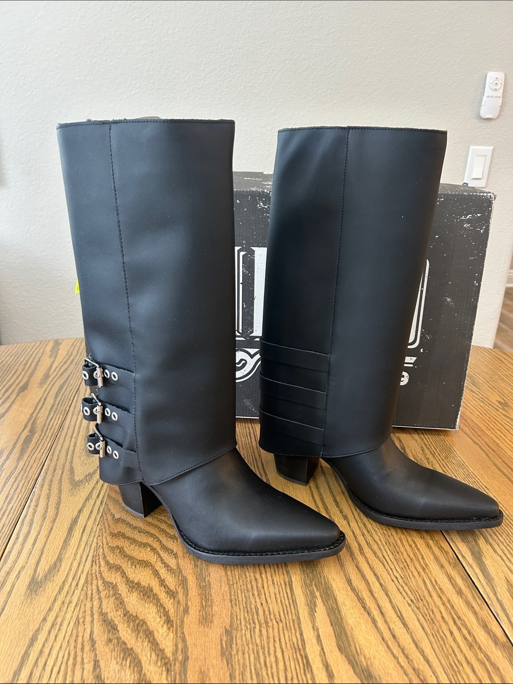 dingo Urban Cowgirl Heeled Buckle Boots, black, size 8, NIB